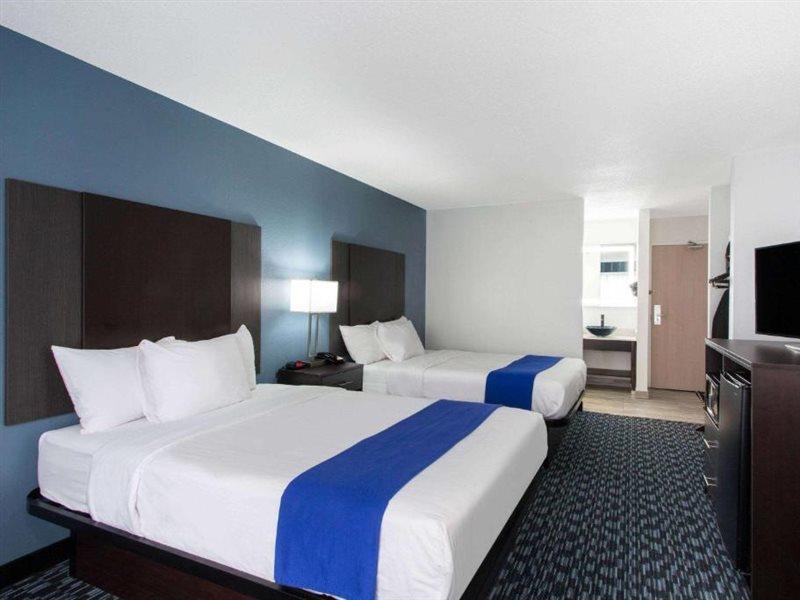 Baymont By Wyndham Charlotte University Bagian luar foto