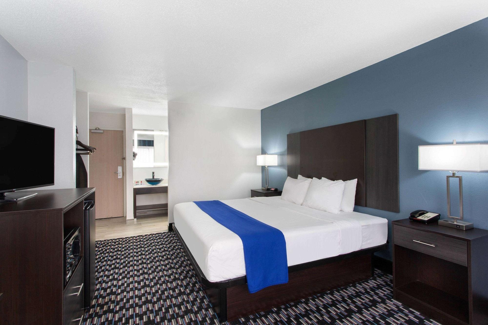 Baymont By Wyndham Charlotte University Bagian luar foto