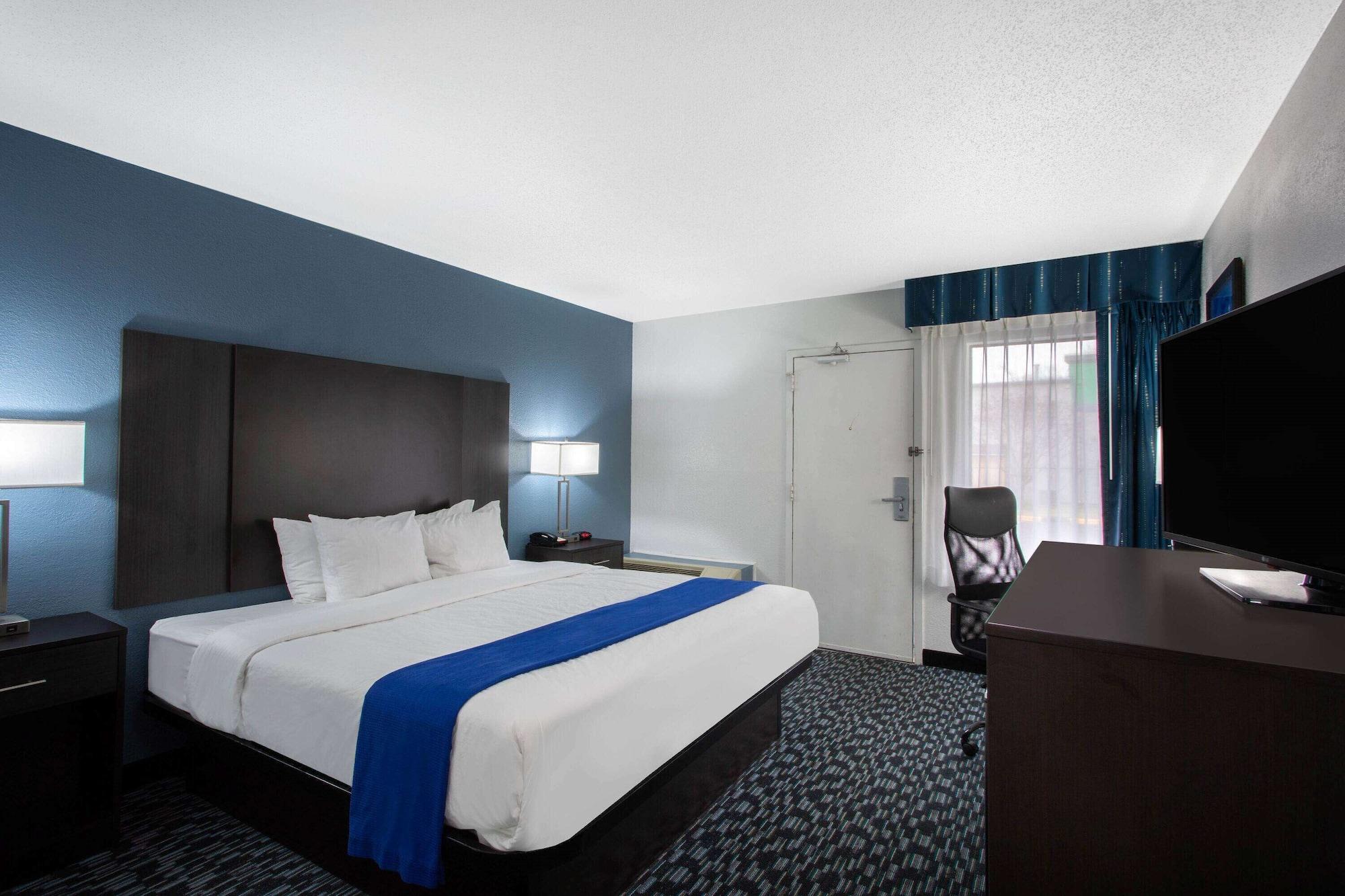 Baymont By Wyndham Charlotte University Bagian luar foto