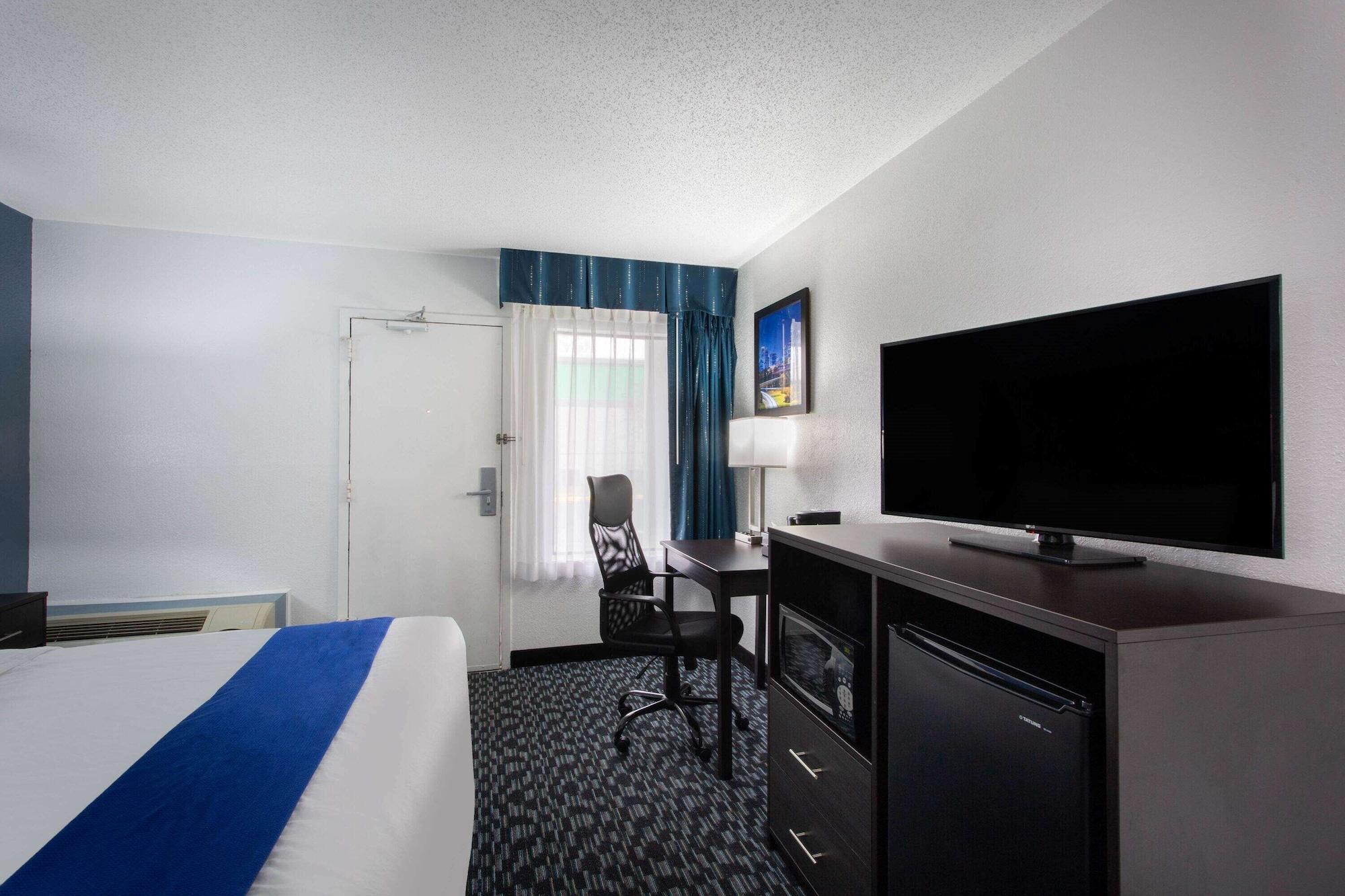 Baymont By Wyndham Charlotte University Bagian luar foto