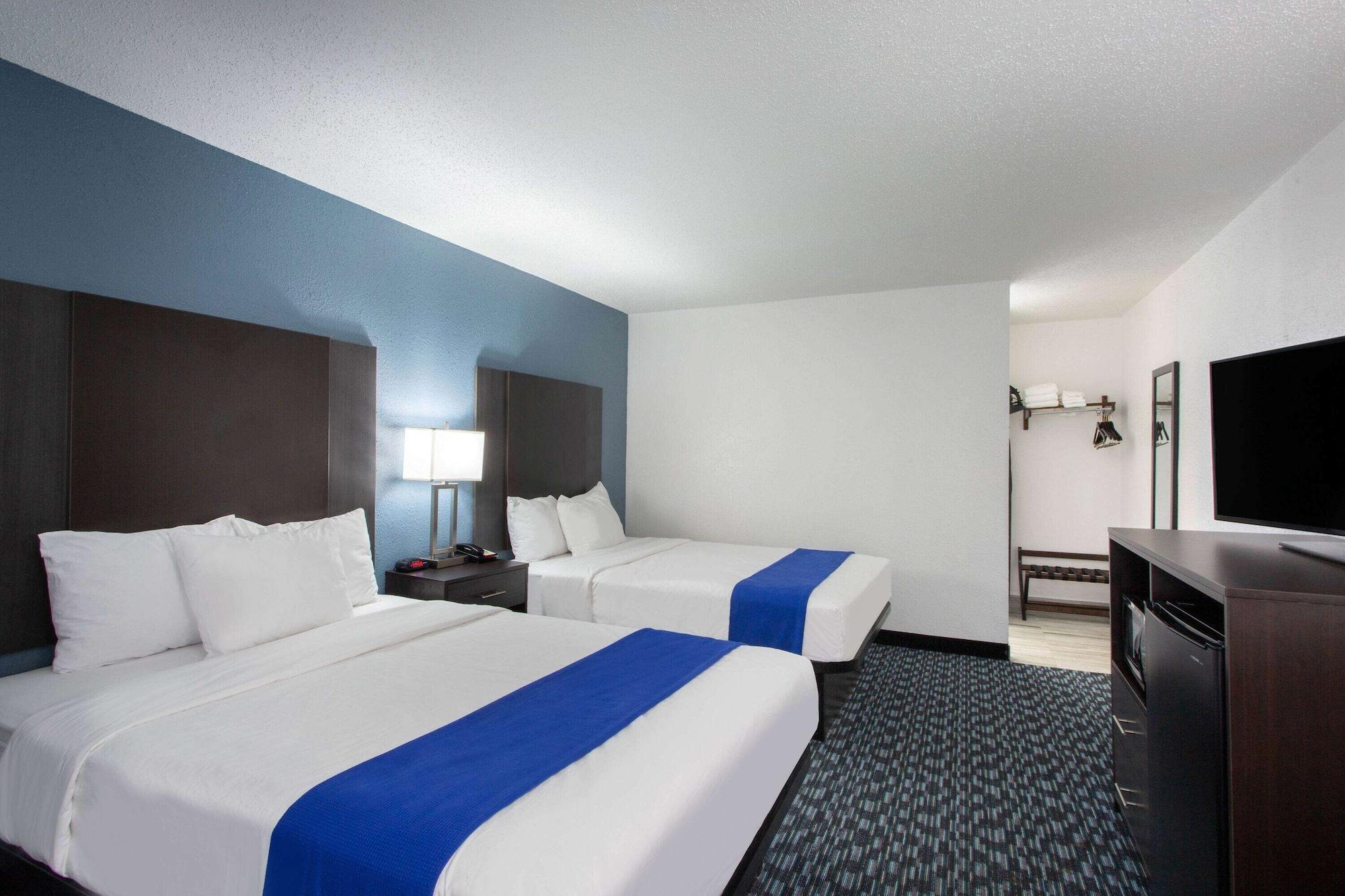 Baymont By Wyndham Charlotte University Bagian luar foto