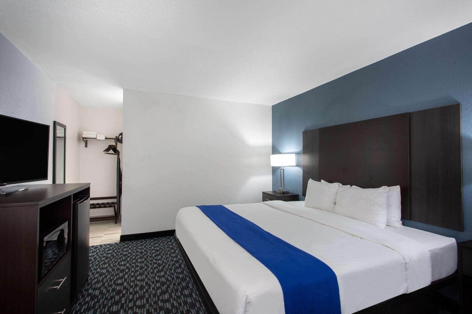 Baymont By Wyndham Charlotte University Bagian luar foto
